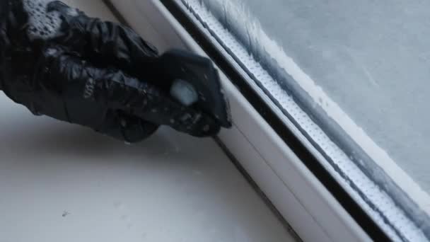 Очищення Поверхні Віконної Рами Жінка Поспішно Очищає Віконну Раму Видаляючи — стокове відео