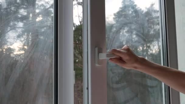 Крупним Планом Жіноча Рука Закриває Пластикове Вікно Вікно Брудне Готове — стокове відео