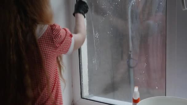 Дівчина Очищає Вікно Від Бруду Ножем Двоскляні Вікна Прибирання Будинку — стокове відео