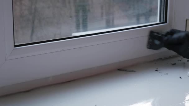 Nettoyage Surface Cadre Fenêtre Une Femme Nettoie Rapidement Cadre Fenêtre — Video