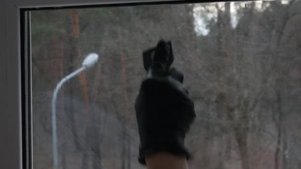 Kız Bir Bıçakla Pencereyi Çamurdan Temizliyor Çift Camlı Pencereler Temizliği — Stok video