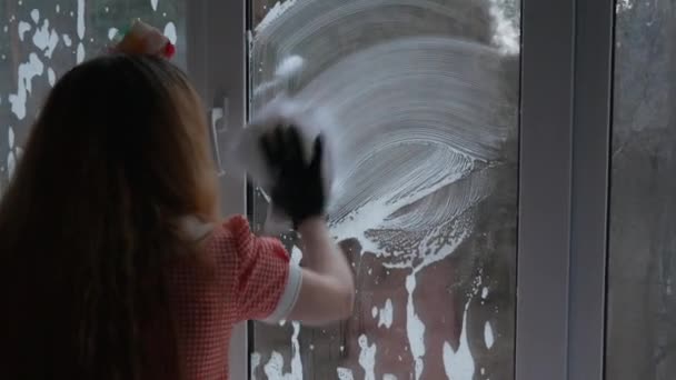 Kvinna Torkar Fönstret Sitt Hus Från Rester Vatten Smuts Och — Stockvideo