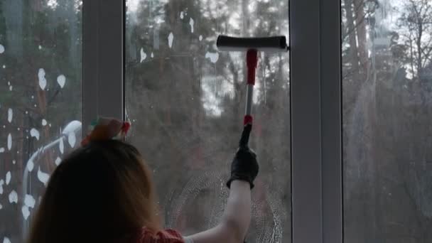 Fenster Waschen Mit Einem Speziellen Wischmopp Zum Waschen Der Glasflächen — Stockvideo
