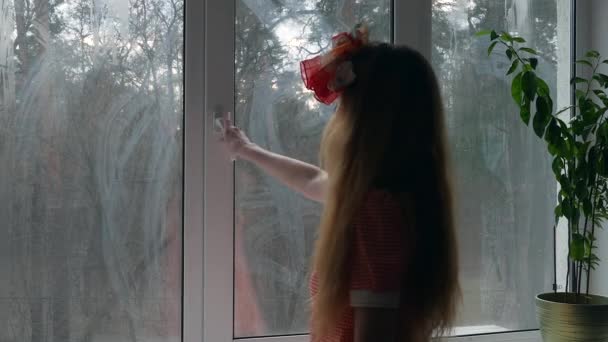Бруд Пальці Відкрите Вікно Вікно Брудне Дівчина Перевіряє Склопакет Відкриває — стокове відео