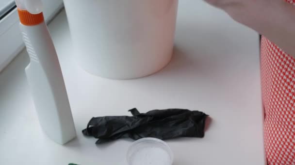 Przygotowanie Mycia Okien Detergenty Woda Wycieraczki Rękawiczki Proszek Ścierka Kobieta — Wideo stockowe
