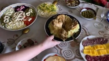 Kamera kabloları, ev yapımı kızarmış sosis ve marketten düzenli olarak. Ev yapımı sosis ve renkli kızarmış patatesle öğle yemeği, ev yapımı kızarmış sosis ve marketten normal. Yüksek kalite 4k video
