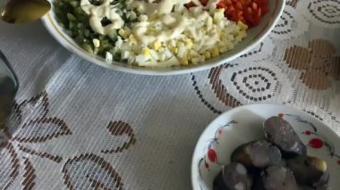 Şenlikli yemekten önce, yemeği masaya yaydık. Bu akşam için salata, patates, zeytin, sosis ve diğer yemekler. Şenlikli yemekten önce, sofraya yemek serptik.. 