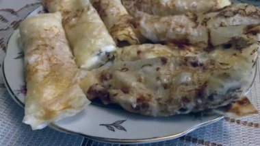 Süzme peynirli ve kuru üzümlü ev yapımı krepler. Peynirli krep. Şenlikli yemek. Süzme peynirli ve kuru üzümlü ev yapımı krepler. Yüksek kalite 4k görüntü