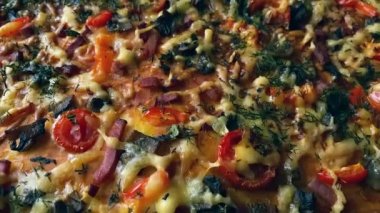Çok sıcak, uzun, dumanlı büyük bir pizza. Fırında pişmiş ekstra büyük boy ev yapımı pizza. Kamerayı pizza boyunca dumanla donatmak. Çok sıcak, uzun, dumanlı büyük bir pizza. 4k