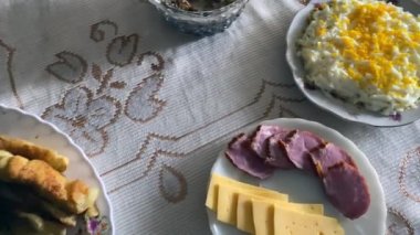 Geleneksel Yiyeceklerle Noel Tabakları. Pirzola, salata, Rolls Royce. Bayram yemekleri Noel masasının üstünde. Kızarmış balık, ev yapımı sosis, peynir, mimoza salatası, konserve mantar..