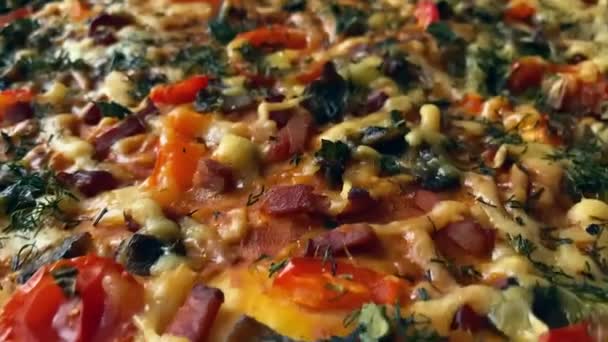 とてもおいしいピザ 自家製のエキストラロングピザ 無限のピザ 野菜とグリルソーセージと非常においしいピザ 熱い黄金の地殻 オーブンからまっすぐ 家庭料理イタリアのファーストフード — ストック動画