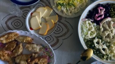 Şenlikli yemek manzarası, kamera kabloları. Geleneksel Noel ziyafetinin en iyi manzarası. Noel masa dekorasyonu. Noel 'i süslü bir odada kutluyoruz. Şenlikli yemek manzarası, kamera kabloları..