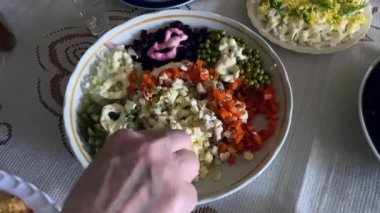 Tatil masası için somon salatası karışımı. Malzemeleri karıştır. Malzemeleri karıştır. Renkli bir tabak haşlanmış pancar, havuç, bezelye, soğan ve somonu büyük bir kaşıkla karıştırıyorum. Somon salatası karışımı..