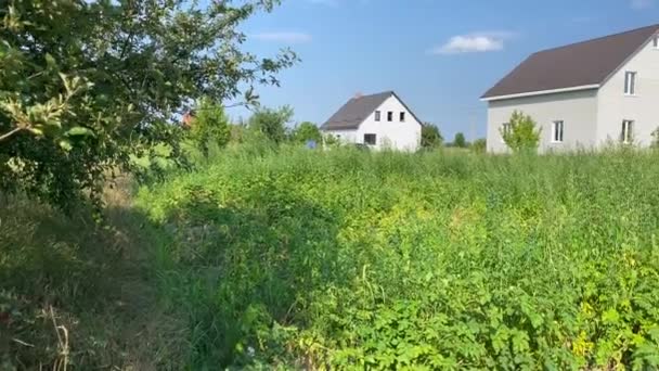 乡间的房子映衬着晴朗的天空 远处的别墅 优质4K视频 — 图库视频影像