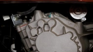 Yeni bir araba servisi, tüm parçaların ve motorun teftişi. Parçalanmış araba. Yüksek kalite 4k görüntü