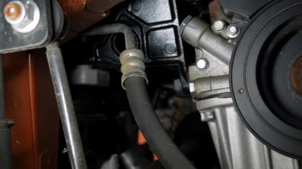 Motor Lado Fora Vista Baixo Close Motor Trabalho Panning Câmera — Vídeo de Stock