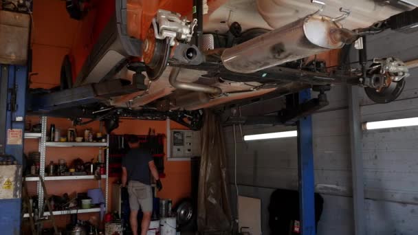 Preparación Para Reparación Automóviles Búsqueda Una Herramienta Por Mecánico Coche — Vídeo de stock