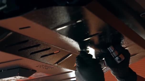 机械师拧下所有螺母和螺钉 并拆下油冷机的保护箱 现在曲轴箱完全打开了在汽车加油站服务 高质量的4K镜头 — 图库视频影像