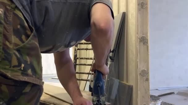 Ein Arbeiter Schneidet Eine Laminatplatte Für Den Späteren Gebrauch Ein — Stockvideo