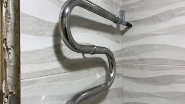 Vista Azulejos Modernos Banheiro Parede Secador Toalhas Está Instalado Cromo — Vídeo de Stock