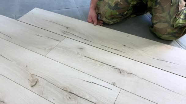 Man Professionally Lays Laminate Floor Repair Premises Man Lays Laminate — Stock video