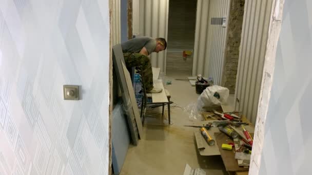 Weitwinkelig Schneidet Der Handwerker Eine Parkettplatte Laminatboden Einer Neuen Wohnung — Stockvideo