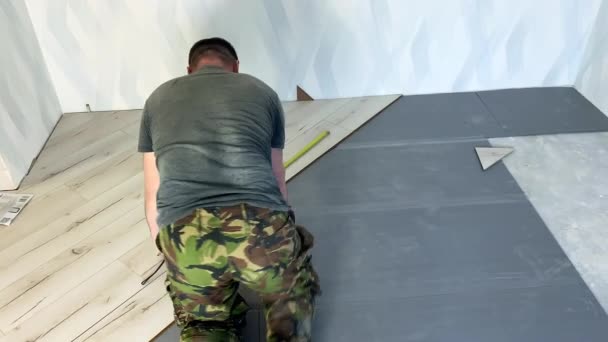 Seorang Pekerja Yang Disewa Menandai Lantai Untuk Meletakkan Substrat Bawah — Stok Video