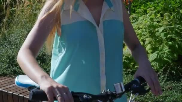Närbild Att Kontrollera Fram Och Bakbromsspakarna Mountainbike Tjej Testar Skivbromsen — Stockvideo