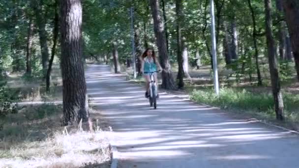 Leśny Spacer Rowerze Górskim Dziewczyna Zielonej Bluzce Szortach Zbliża Się — Wideo stockowe