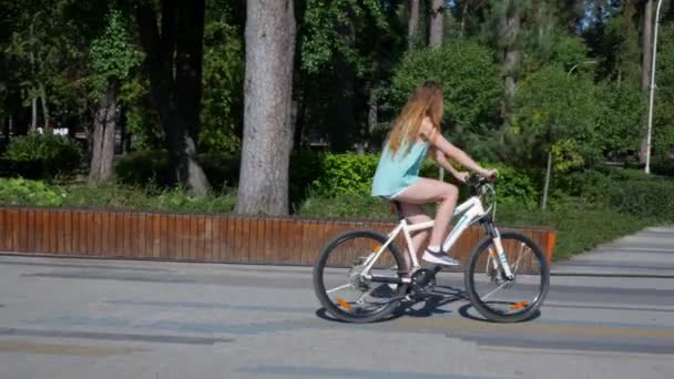 Białym Rowerze Górskim Bruku Parku Dziewczyna Jedzie Wzdłuż Alejki Przodu — Wideo stockowe