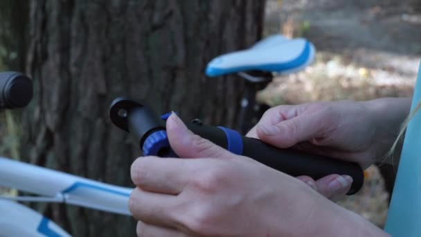 Pompa Jest Rękach Dziewczyny Dostosowuje Pompowania Kół Roweru Leśny Spacer — Wideo stockowe