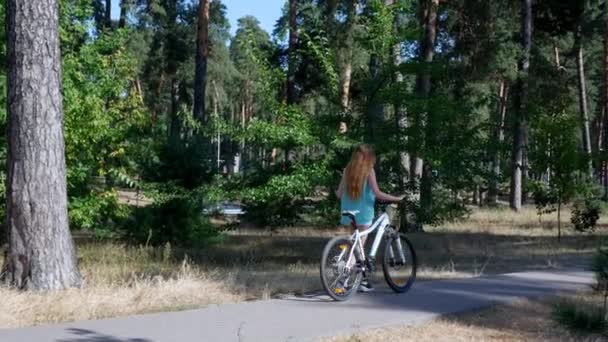 Una Chica Una Blusa Verde Con Una Bicicleta Sus Manos — Vídeo de stock
