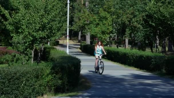 Zbliżająca Się Dziewczyna Rowerze Jeździ Brukowcach Parku Przejeżdżając Bliska Wysokiej — Wideo stockowe