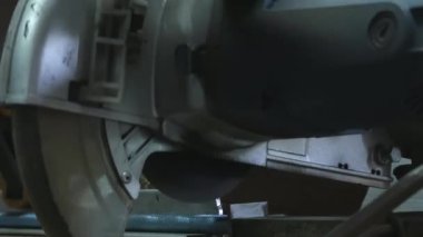 Metal testere ile metal kurusıkı kesmek. Endüstriyel tesis Yüksek kalite 4k görüntü