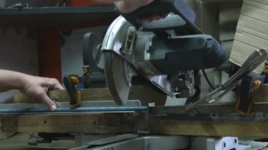 Metal rehberlerin elle kesimi. Çilingirler çalışır. Metal keserken kıvılcımlar. Yüksek kalite 4k görüntü