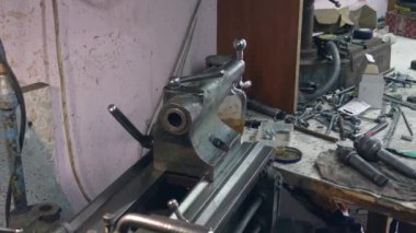 Ev garajında aletler, bir makine ve boruları temizlemek için fırça yapmak için diğer ekipmanlar. Yüksek kalite 4k görüntü