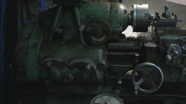 Çeşitli metal parçalarının üretimi için torna tezgahı. Endüstri makinesi. Yüksek kalite 4k görüntü