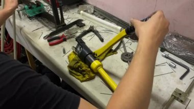 Metal başlıklı çubuk üretimi. Metal elementlerin sertleşmesi. Yavaş çekim. Yüksek kalite 4k görüntü