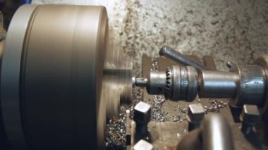 Torna döner, iş yerinden metali keser, uzun metal bir çip oluşturur. Yüksek kalite 4k görüntü