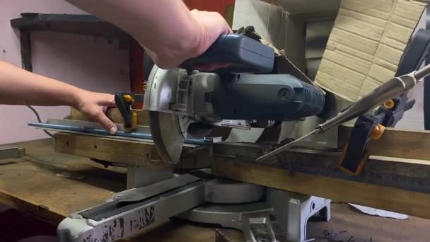 Operacja Piły Rozrządu Cięcie Metalu Dla Ślepaków Ręczna Produkcja Narzędzia — Wideo stockowe