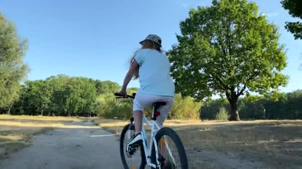 Una Mujer Monta Bicicleta Las Piernas Las Mujeres Giran Los — Vídeos de Stock