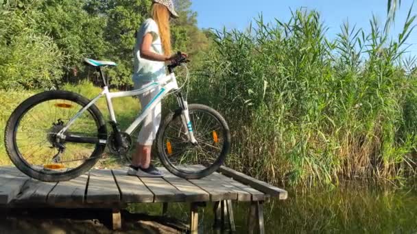 Nad Jeziorem Dziewczyna Rowerze Spogląda Wody Stojąc Moście Kobieta Nad — Wideo stockowe