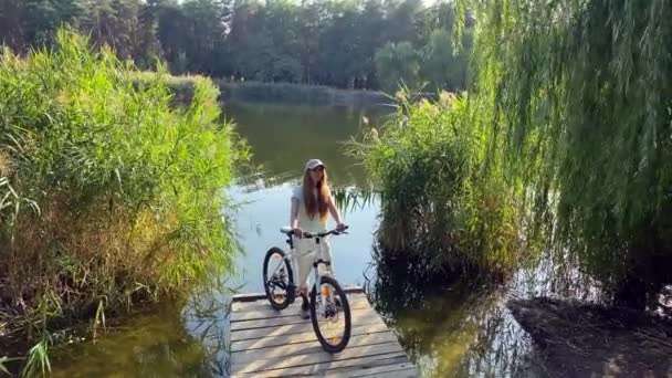 Mladá Žena Dřevěném Mostě Kolem Jezera Dívka Stojí Dřevěném Bloku — Stock video