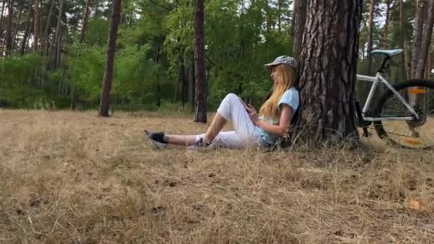 Een Vrouwelijke Fietser Rust Het Rijden Een Gazon Communiceert Online — Stockvideo