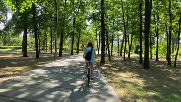 Ποδηλατικό Φόντο Κορίτσι Οδηγεί Προς Εμπρός Έναν Ελικοειδή Δρόμο Στο — Αρχείο Βίντεο