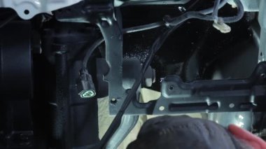 Korozyon önleyici yoğun siyah balmumu polimerin uygulanması kamyonun yapısı ve gövdesinin hassas elementleri üzerinde.