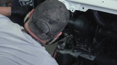Benzin istasyonunun sahibi bir kamyonun korozyon önleyici tedavisini yapıyor. Araba kabininin iç yüzeyinde korozyon önleyici kaplama uygulaması. Boya bir araba servisinde işe yarıyor. 4k görüntü