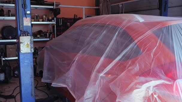Pomarańczowy Samochód Stacji Paliw Przygotowuję Samochód Leczenia Antykorozyjnego Skrzynka Naprawy — Wideo stockowe