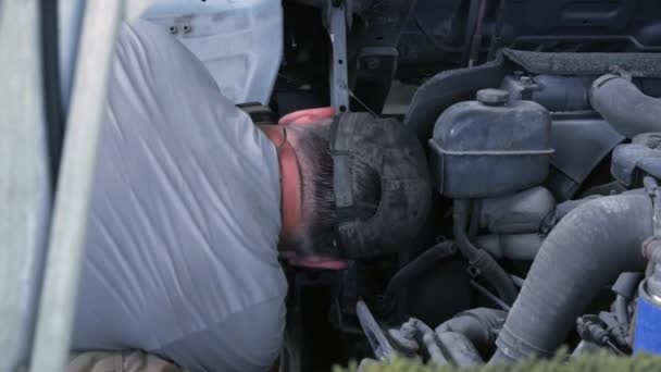 防止腐蚀 将防腐剂涂在卡车的轮拱上 高质量的4K镜头 — 图库视频影像