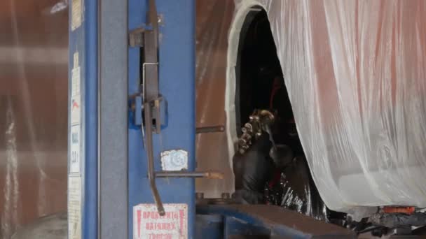工作台工作人员穿着工作服和面罩 在汽车轮拱上喷涂防腐蚀蜡材料 金属部件的保护 电梯上的客车 优质4K视频 — 图库视频影像